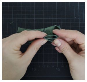 Schlaufe bilden für Aufhängung für Lederquasten DIY