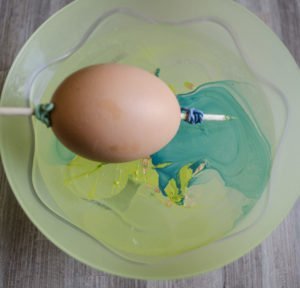 DIY Ostereier marmorieren Ei auf die Wasseroberfläche legen