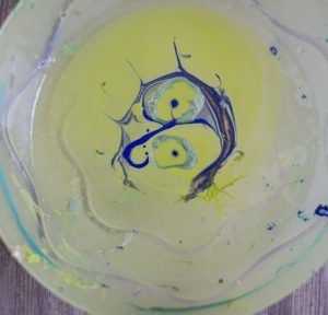 DIY Ostereier marmorieren Muster ziehen