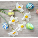 Tolles DIY zu Ostern: Marmorierte farbirge Ostereier selber gestalten