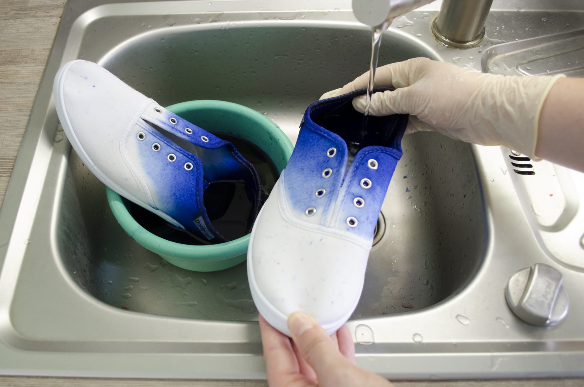 Schuhe werden unter kaltem Wasser ausgespült