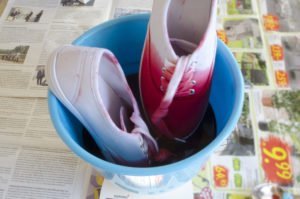 Stoffschuhe im Farbbad melonen rot färben
